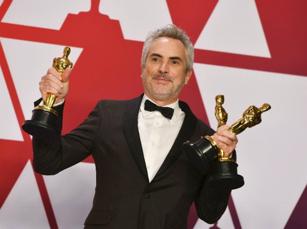 Alfonso Cuarón posa con sus galardones 