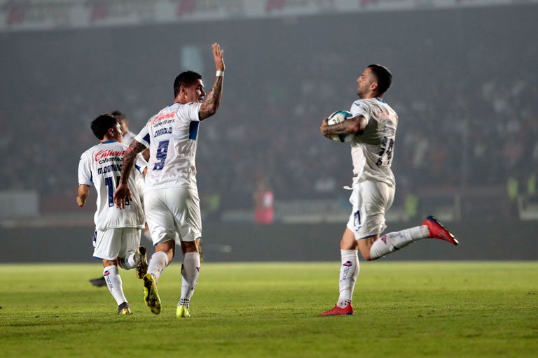 Jugadores de Cruz Azul celebran una anotación