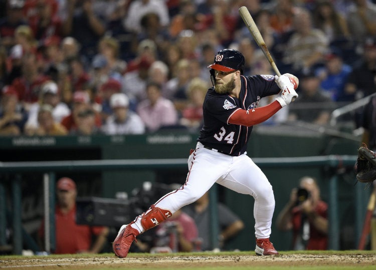 Bryce Harper, a punto de batear en un duelo con Washington Nationals'