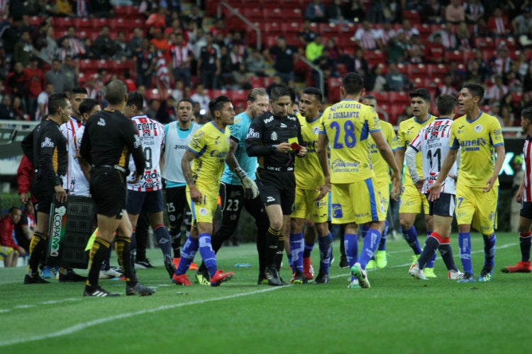 Jugadores de San Luis reclaman arbitraje en el duelo contra Chivas