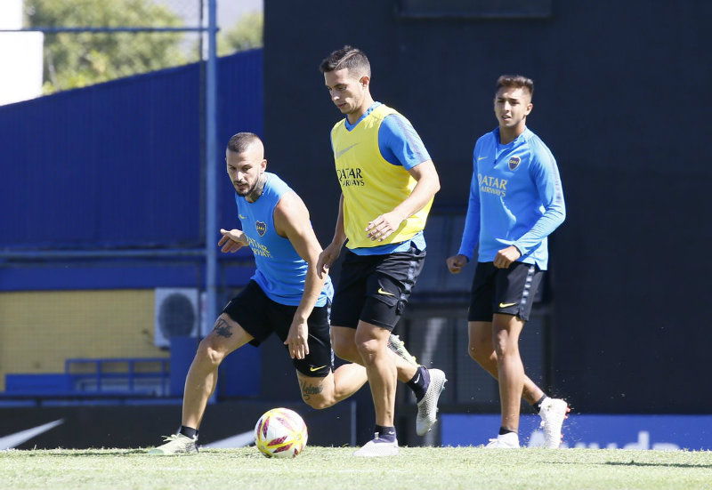 Marcone conduce el balón en un entrenamiento con Boca