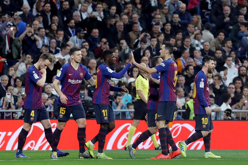 Jugadores del Barcelona festejan en el Bernabéu