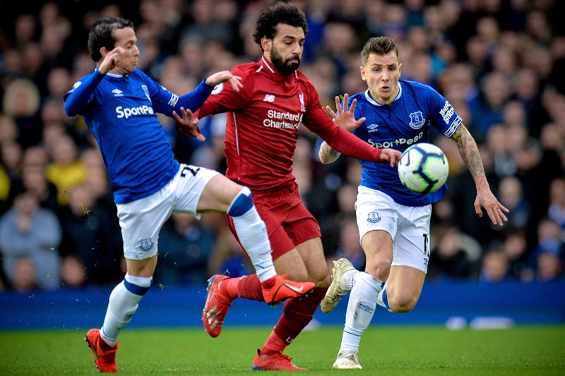 Salah disputa un balón en el juego frente al Everton