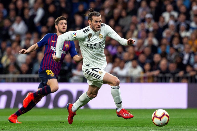 Gareth Bale conduce el balón en el Clásico español