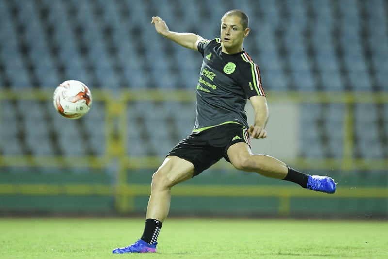 Chicharito sin cabello en un entrenamiento con el Tri