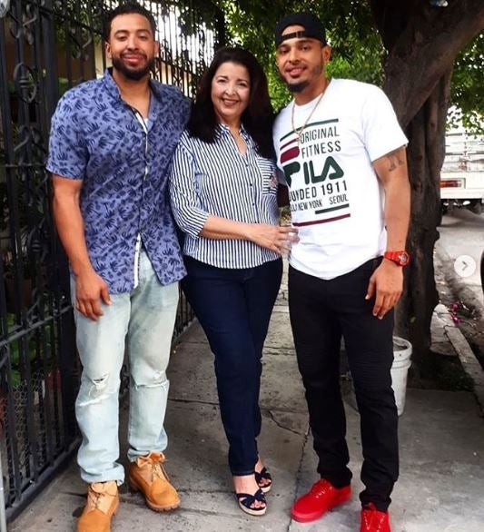 Gabriel y Daniel Girón junto a su mamá