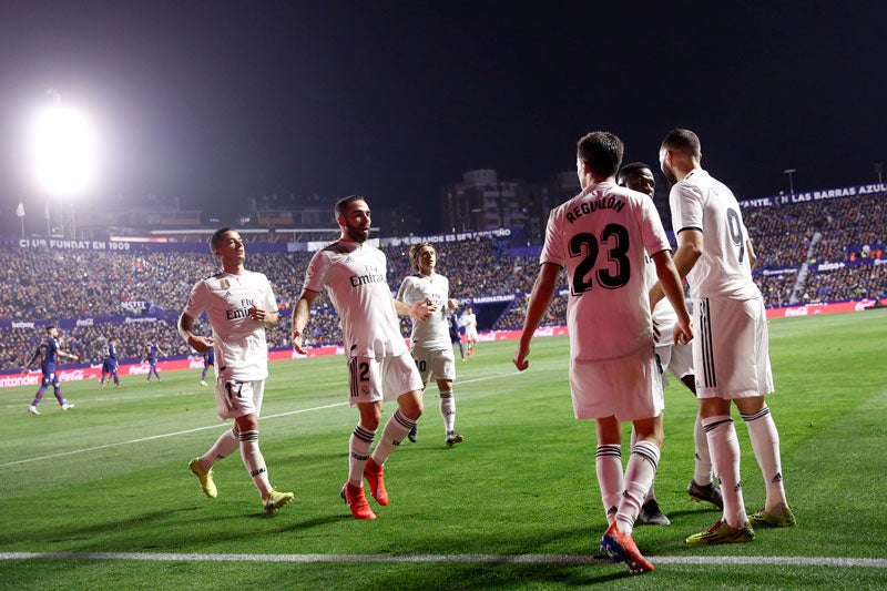 Benzema celebra una anotación junto a sus compañeros 