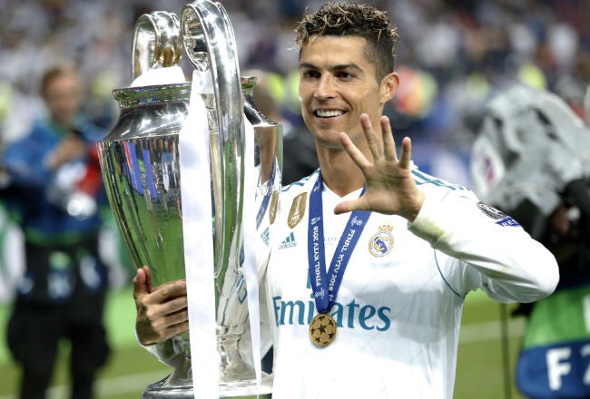 CR7 presume una de sus Orejonas con los blancos