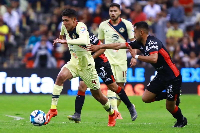 Edson conduce el balón en un juego del América