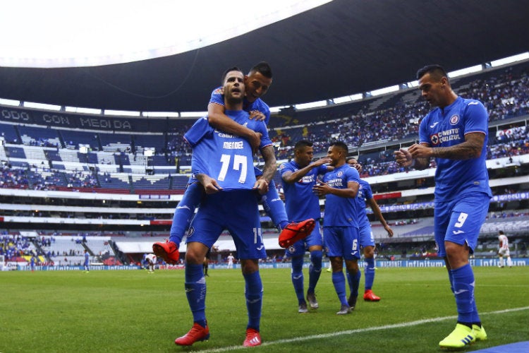 Édgar Méndez festeja gol con Cruz Azul