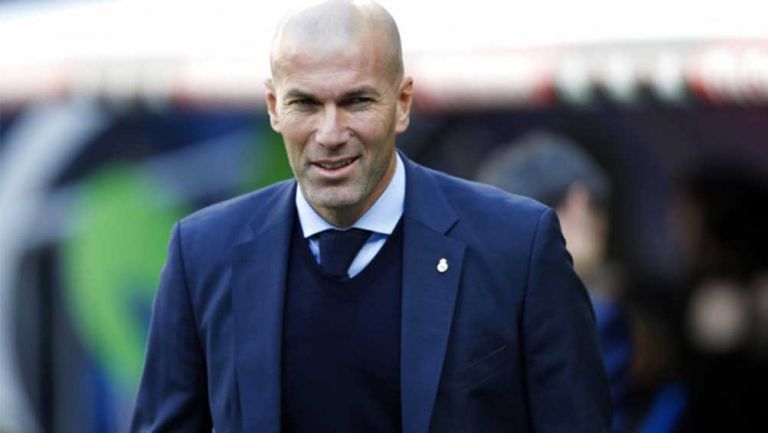 Zidane sonríe durante un partido el Real Madrid 