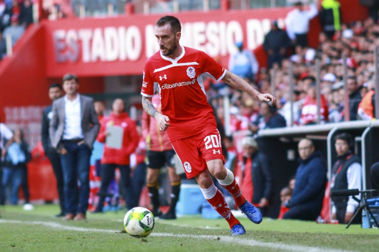 Federico Mancuello conduce el esférico en un duelo con Toluca