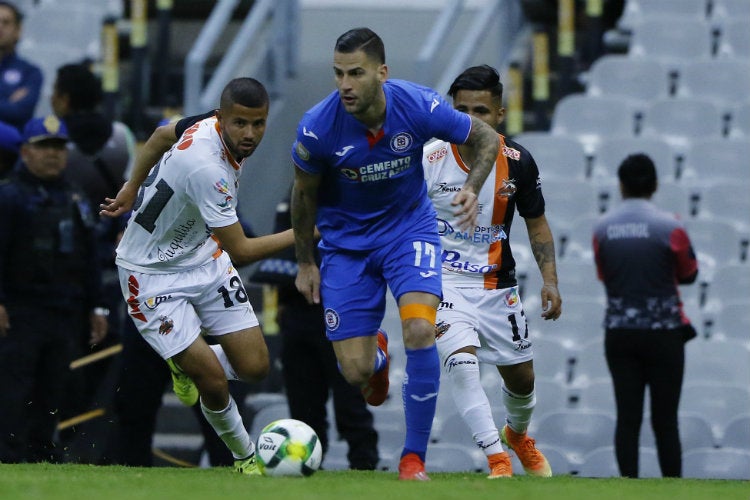 Édgar Méndez conduce el balón en el duelo vs Alebrijes