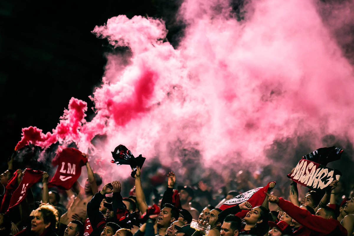 Afición de Xolos apoya a su equipo en el Estadio Caliente