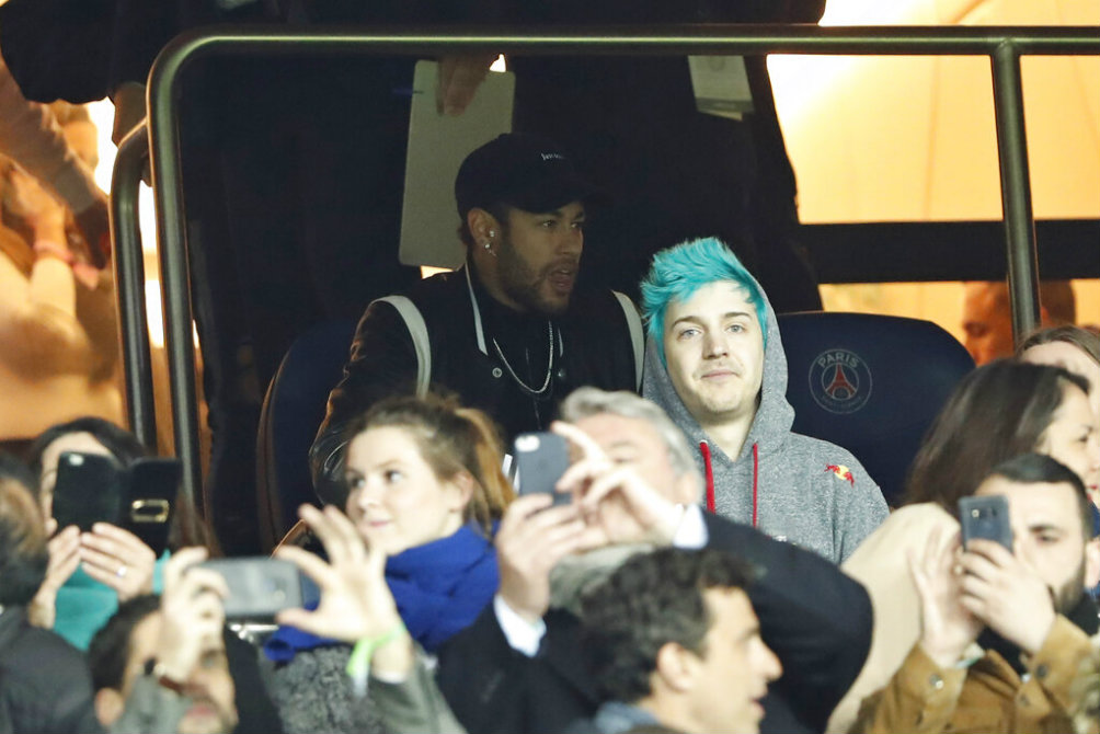 Neymar observa el partido de sus compañeros contra los Red Devils