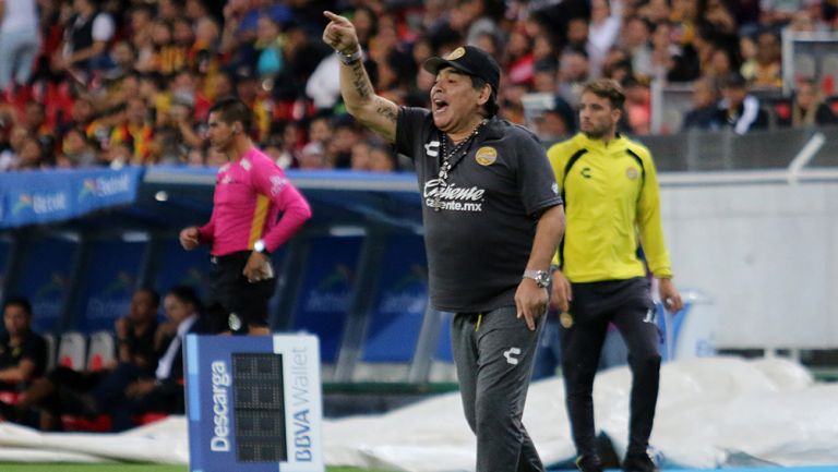 Maradona da indicación en juego de Dorados 