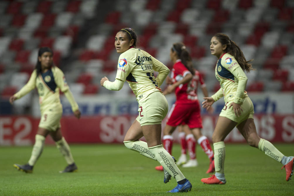 Estefanía Fuentes corre durante un juego de las Águilas