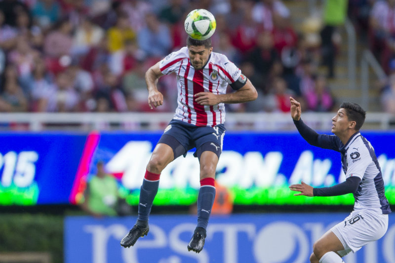 Jair Pereira rechaza un balón durante un partido de Chivas