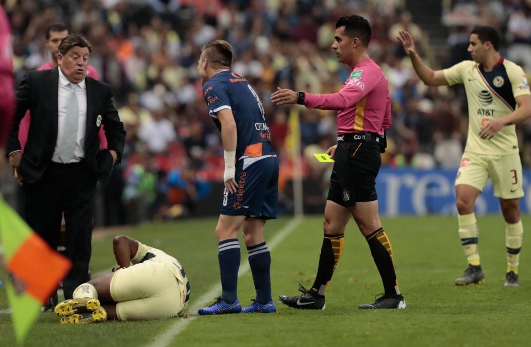 Piojo observa la fuerte llegada que le hicieron a su pupilo