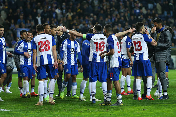 Jugadores del Porto festejan victoria