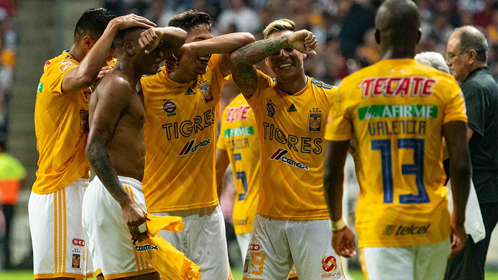 Jugadores de Tigres dedicándole un gol a Gignac 