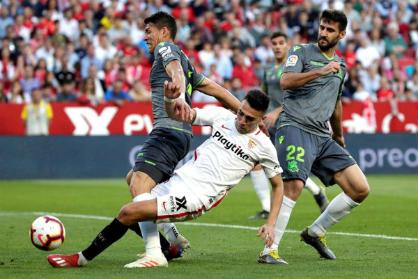 Jugadores del Sevilla y Real pelean el balón 