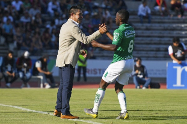 Ambriz celebra una anotación con Joel Campbell 