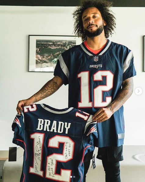 Marcelo posa con el jersey autografiado por Tom Brady 