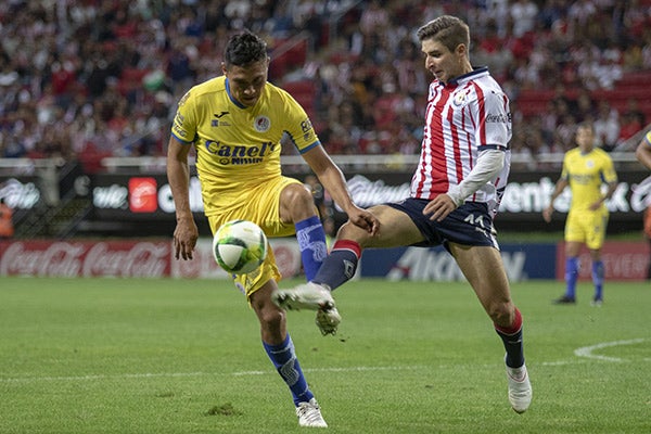 Brizuela lucha por el balón en juego de Atlético San Luis 