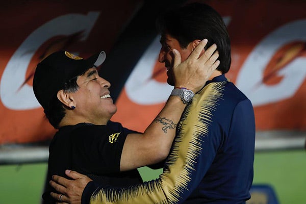 Maradona y Marioni platican antes del partido