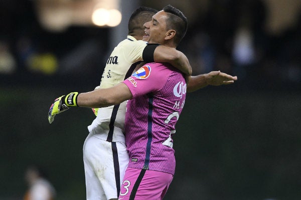 Muñoz en festejo durante partido del América