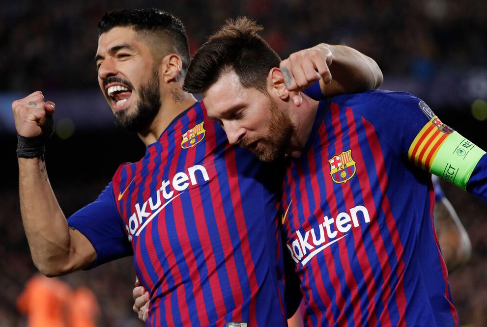 Suárez y Messi celebran anotación frente al Lyon