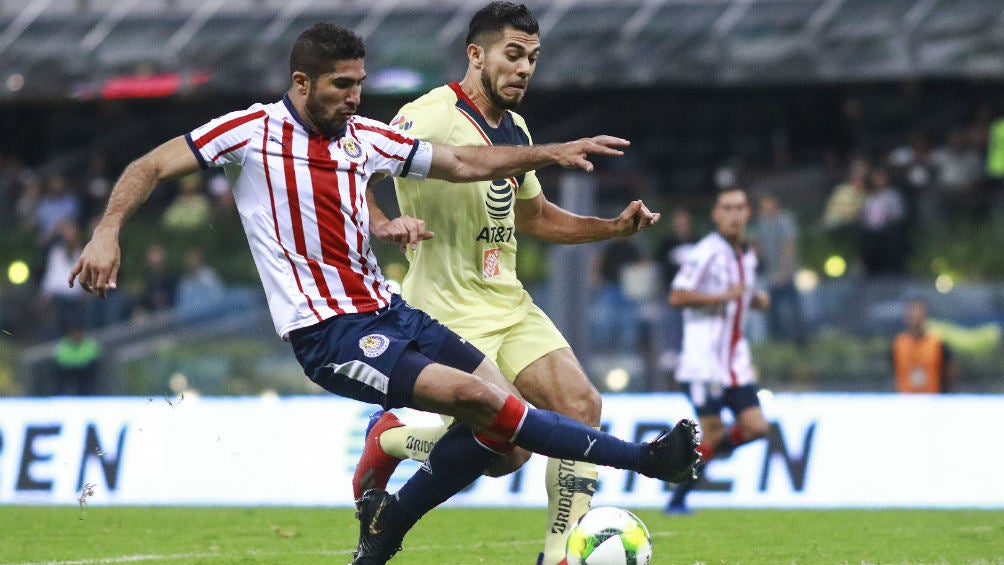 Jair Pereira y Henry Martin, luchan por la redonda en Clásico Nacional