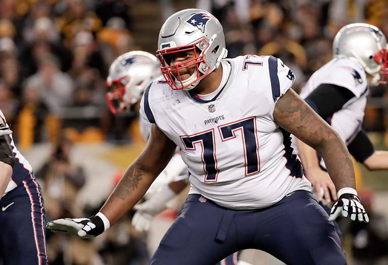 Trent Brown en un juego con Patriots