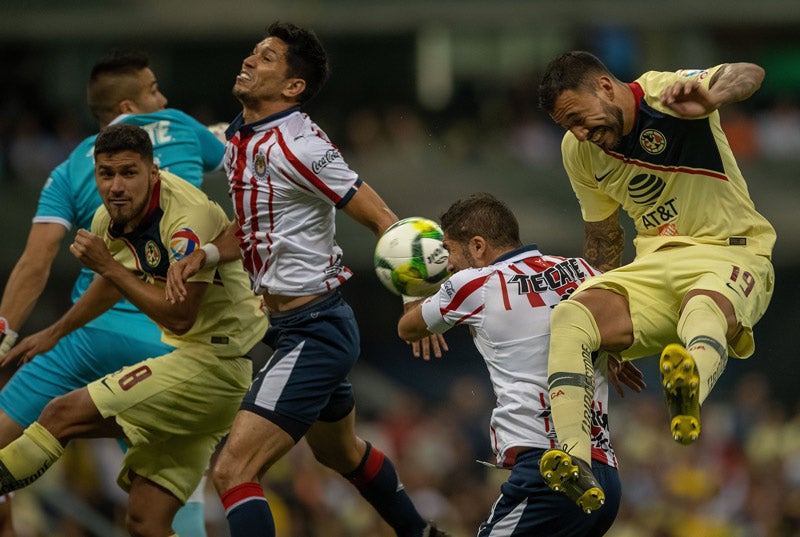 Bruno pelea el balón previo a su anotación en el Azteca 