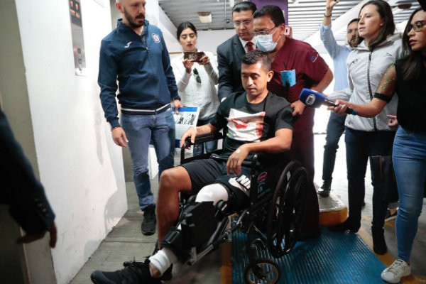 Elías Hernández en su salida del hospital