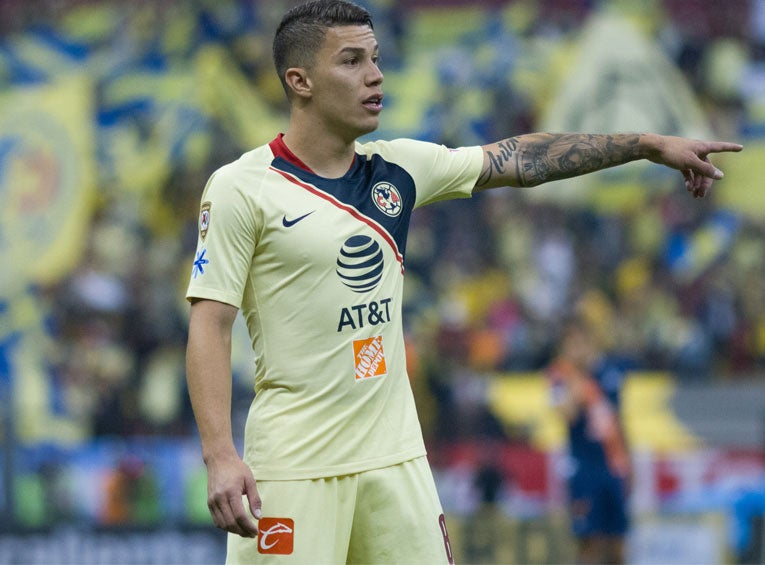 Mateus Uribe, durante un duelo con América