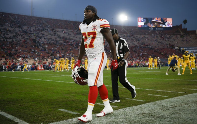 Kareem Hunt durante un juego con Chiefs