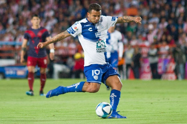 Edwin Cardona durante un partido de Pachuca