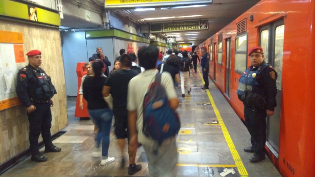 Usuarios utilizan el Metro de la Ciudad de México