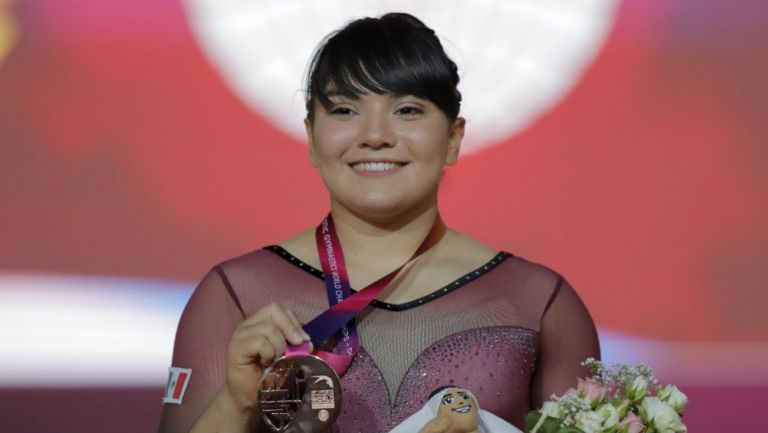 Alexa Moreno posa con su medalla de Bronce en Doha