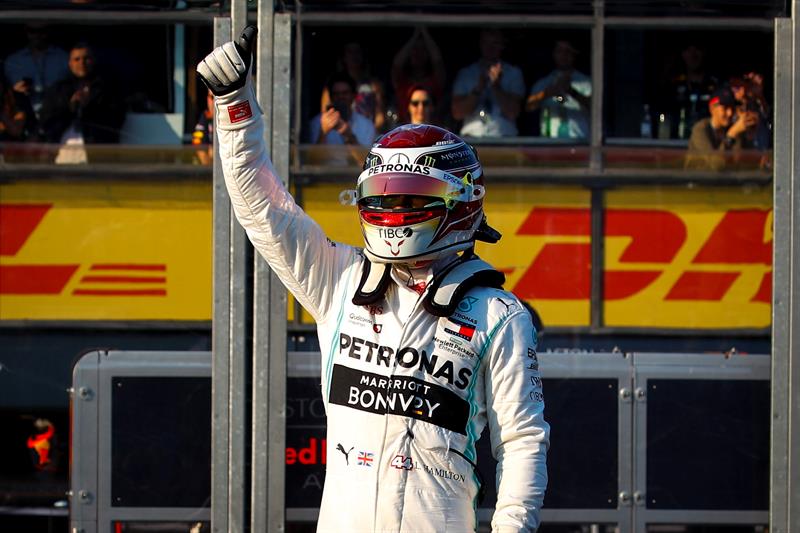 Lewis Hamilton saluda tras ganar la 'pole position' en Australia 