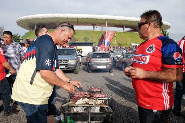 Aficionados de ambos equipos previo al Clásico 