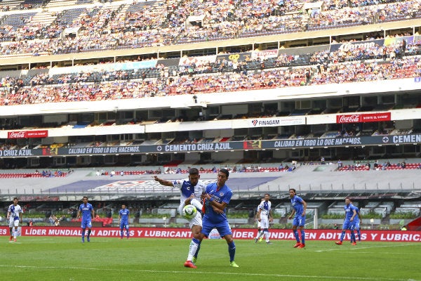 Acción durante el encuentro entre Cruz Azul y Pachuca en el Azteca