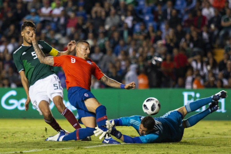 Nico Castillo vence al meta tricolor, Hugo González