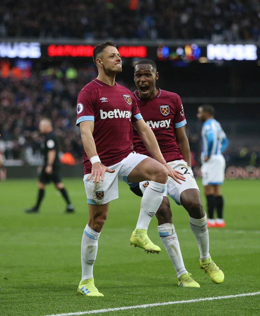 Chicharito celebrando un gol ante el Huddersfield