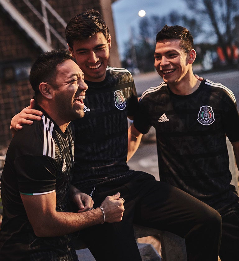 Fabián, Gutiérrez y Lozano posan con la playera