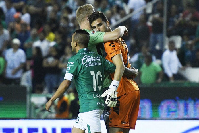 Jurado siendo consolado por jugadores de León tras descenso de Veracurz