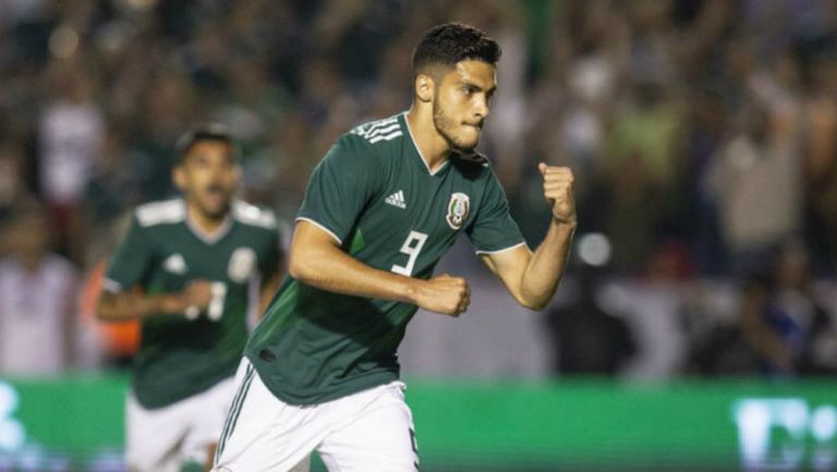 Raúl Jiménez celebra anotación con la Selección Mexicana 
