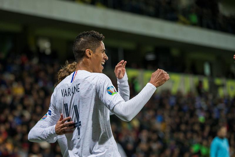 Varane celebra su anotación con la selección de Francia